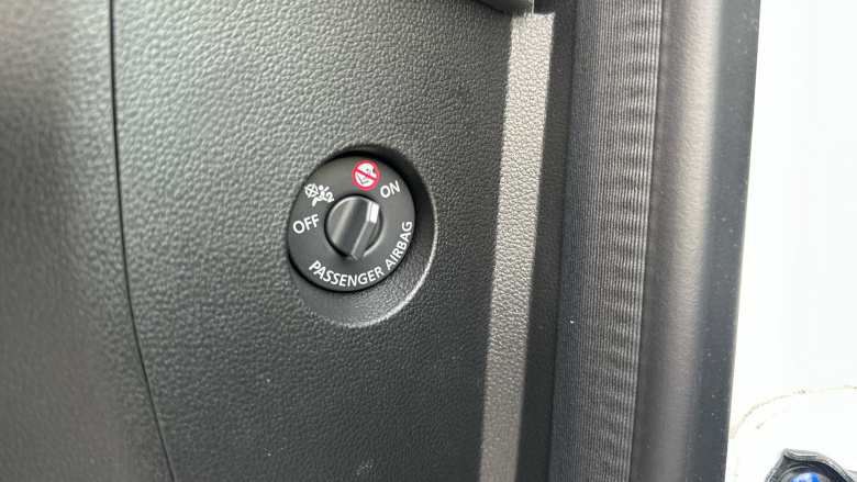 Renault Master Mwb Diesel Fwd MM35 Blue dCi 130 Advance Medium Roof Van